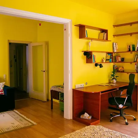 Апартамент Spacious 1 Bed Flat Near Vitosha Blvd София